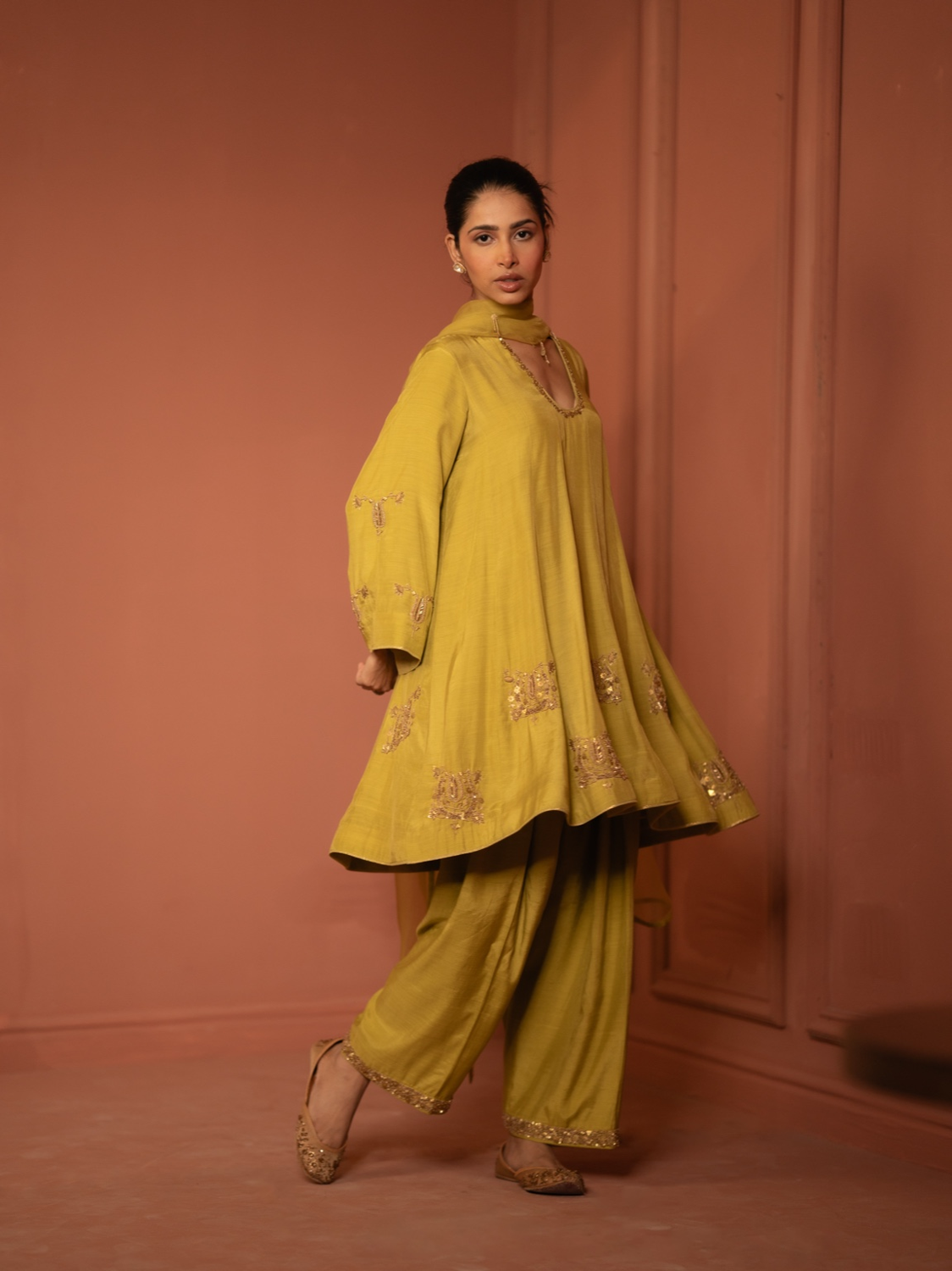 Sunehri Anarkali Set