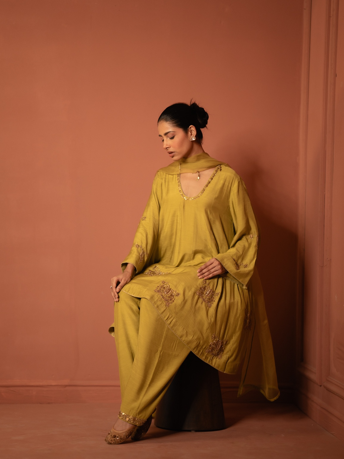 Sunehri Anarkali Set