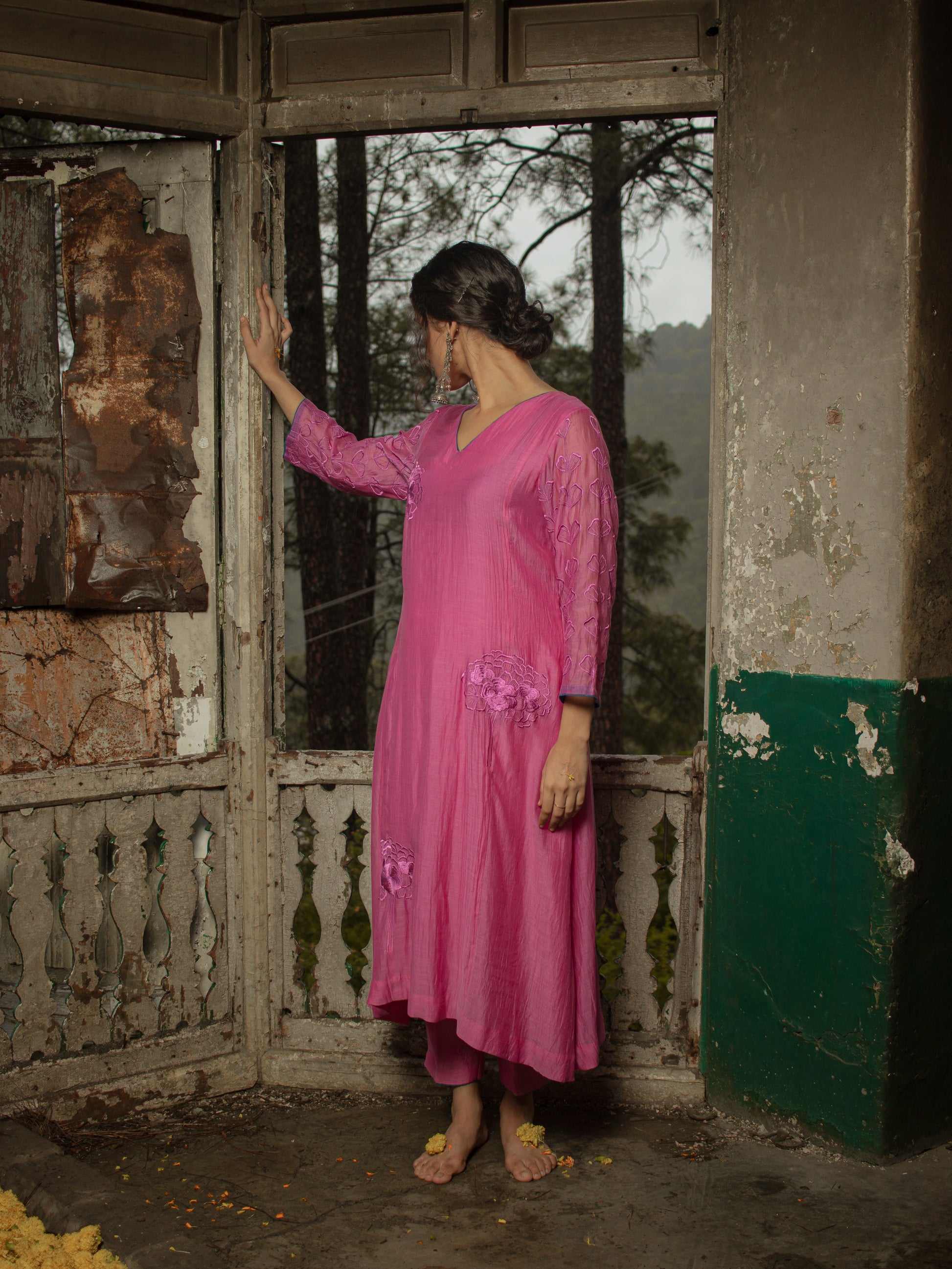 Fuchsia Pink Mul Chanderi Floral Thread Embroidered Set with Silk Organza Dupatta