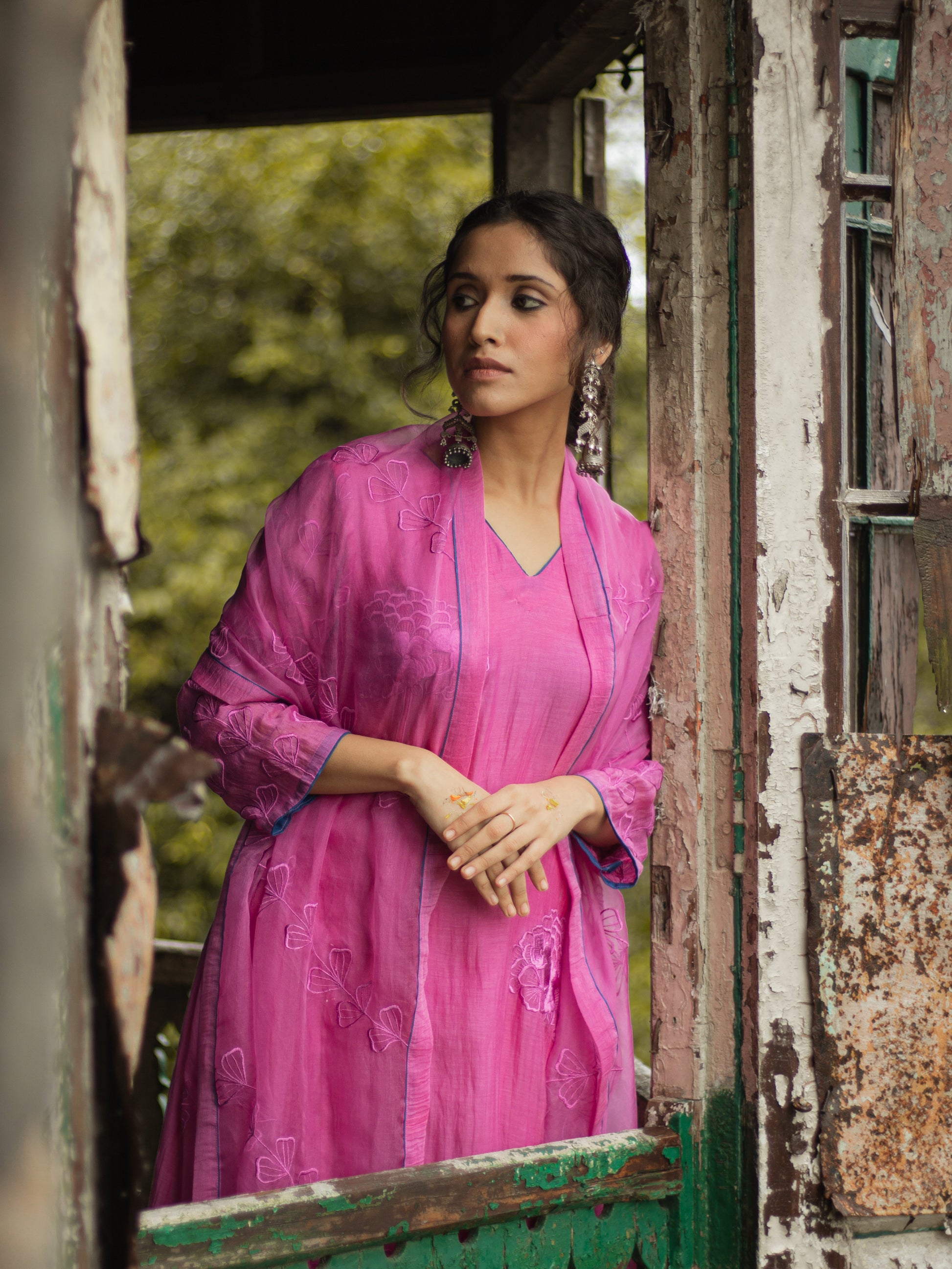 Fuchsia Pink Mul Chanderi Floral Thread Embroidered Set with Silk Organza Dupatta