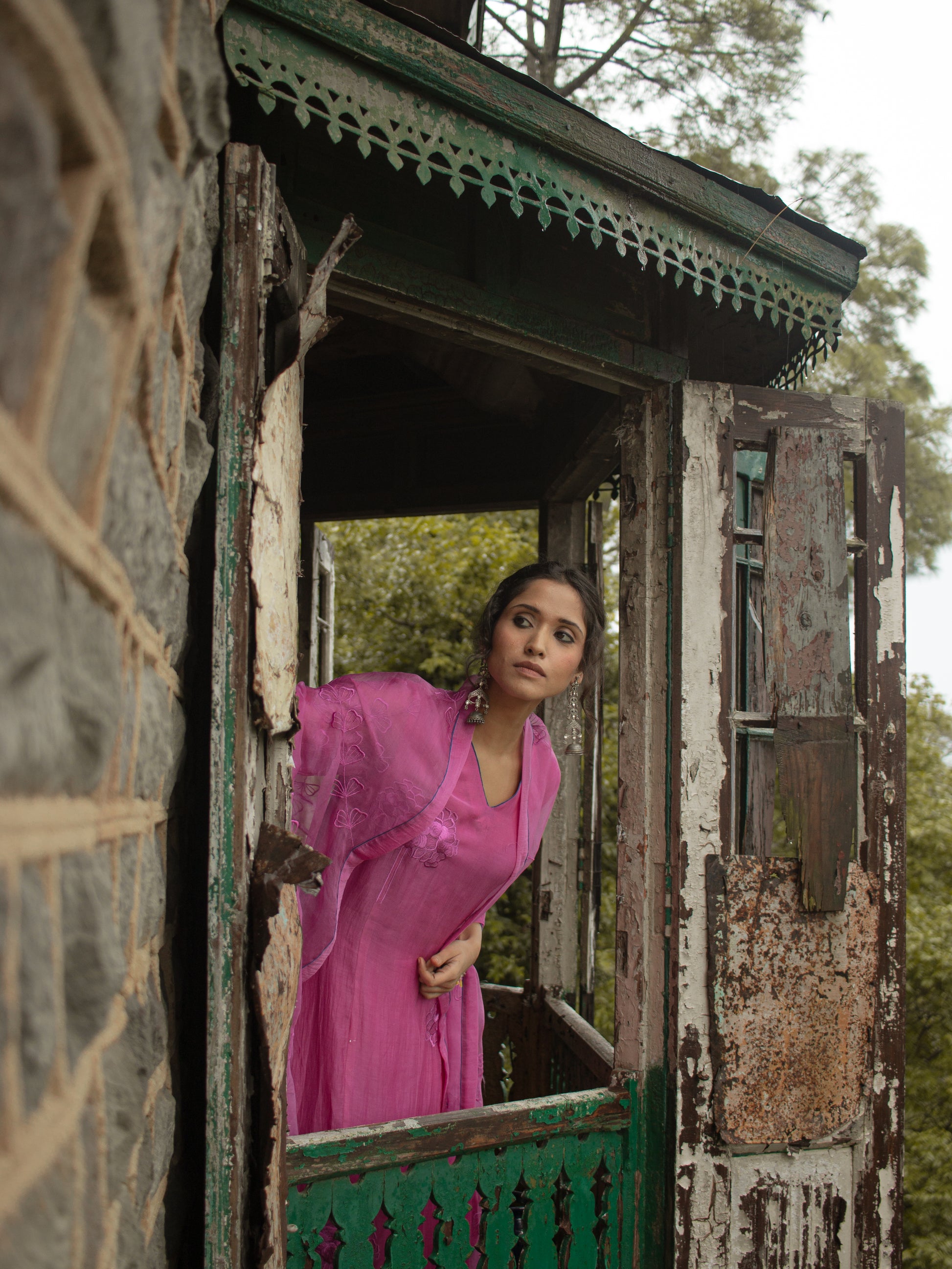 Fuchsia Pink Mul Chanderi Floral Thread Embroidered Set with Silk Organza Dupatta