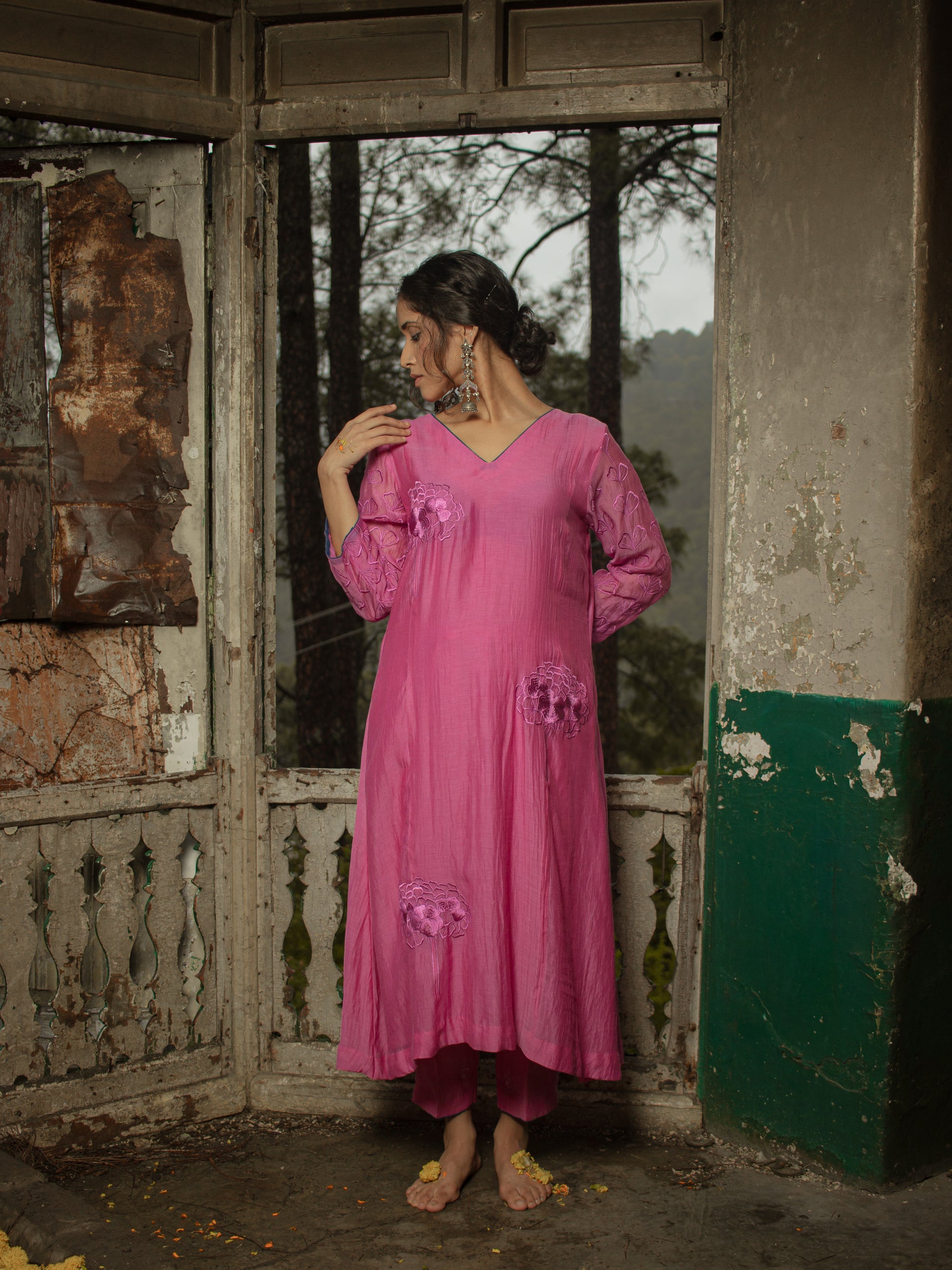 Fuchsia Pink Mul Chanderi Floral Thread Embroidered Set with Silk Organza Dupatta