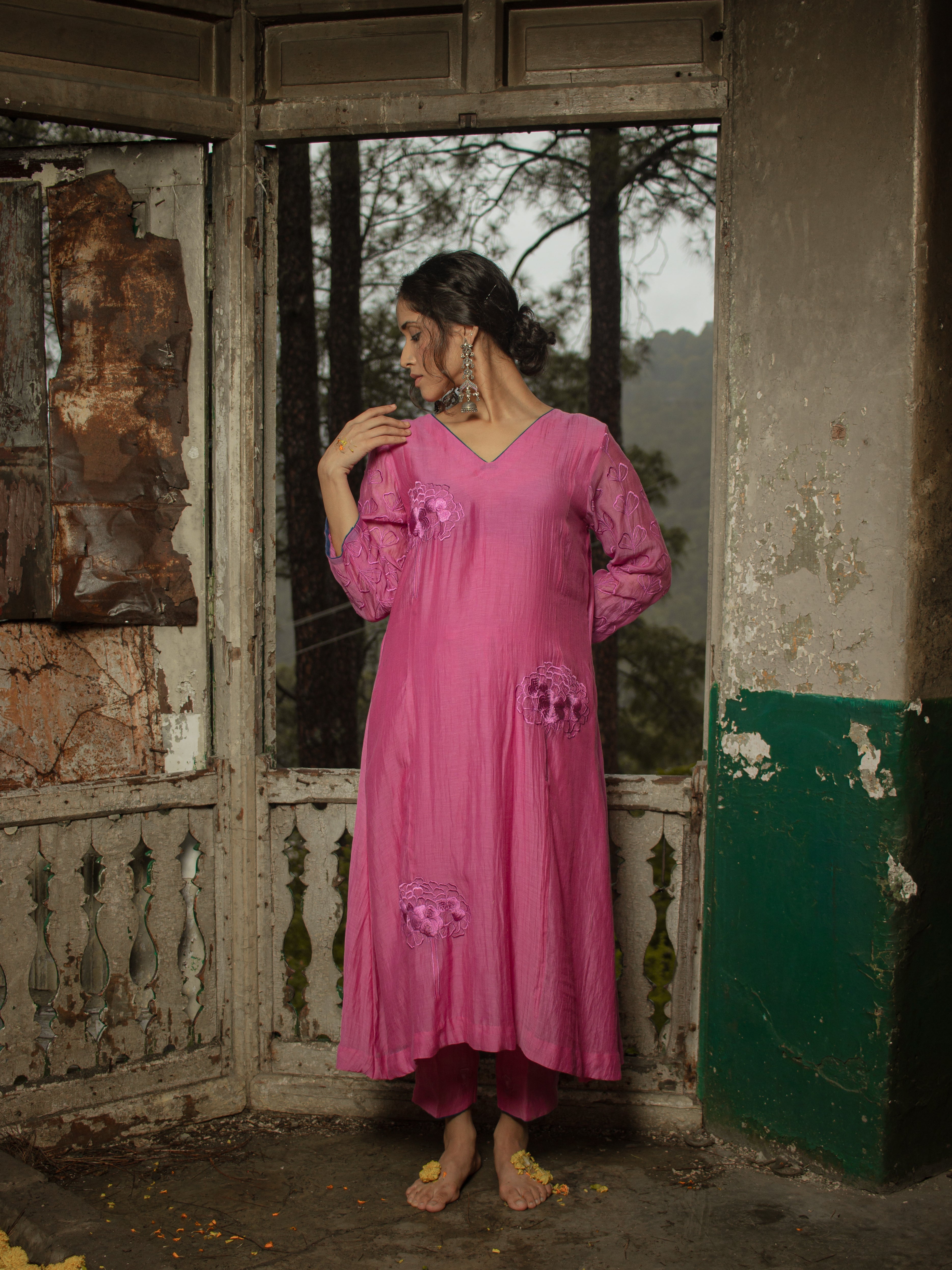 Fuchsia Pink Mul Chanderi Floral Thread Embroidered Set with Silk Organza Dupatta