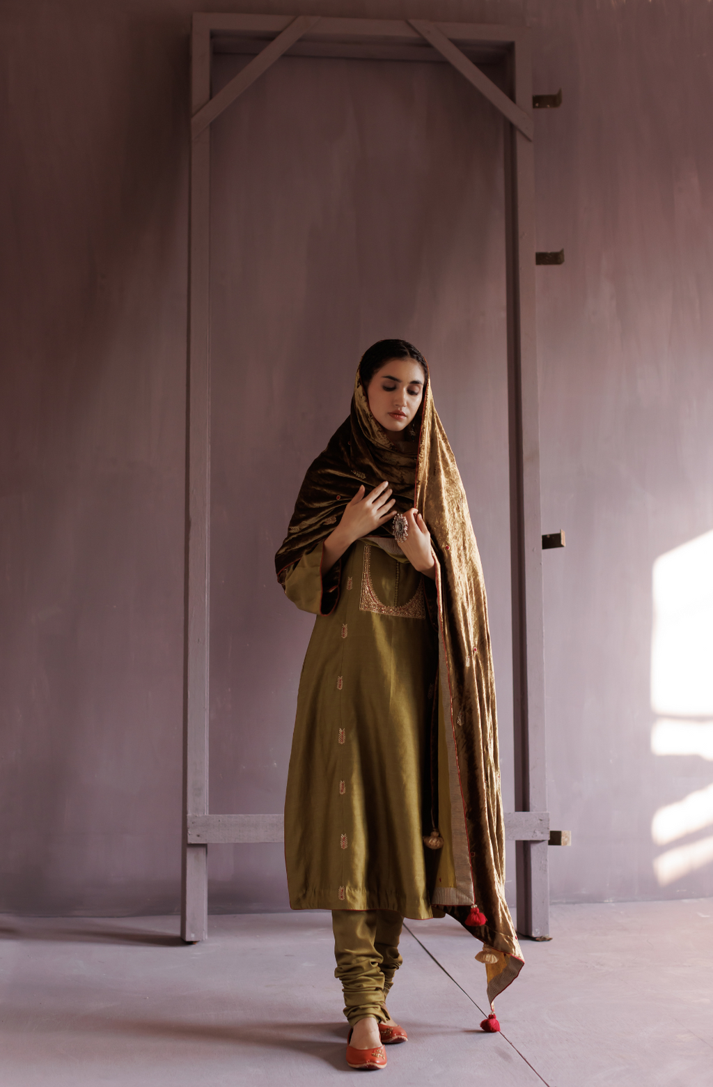 Mehndi green chanderi kurta with chudidar and velvet ohdni