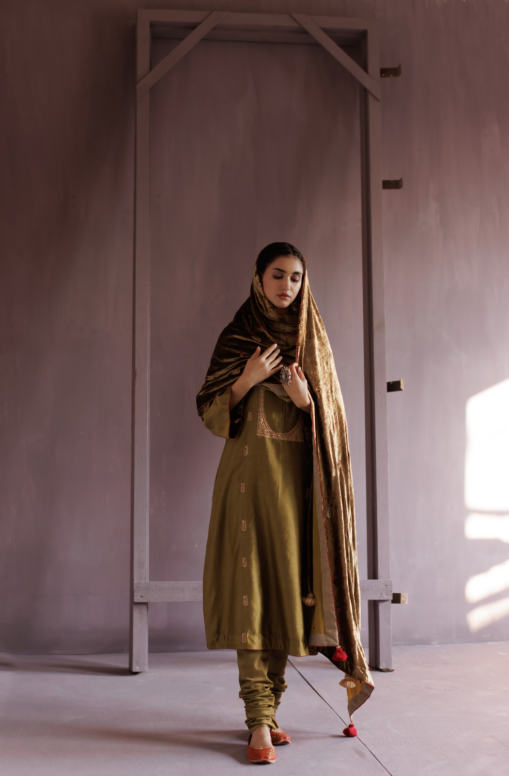 Mehndi green chanderi kurta with chudidar and velvet ohdni