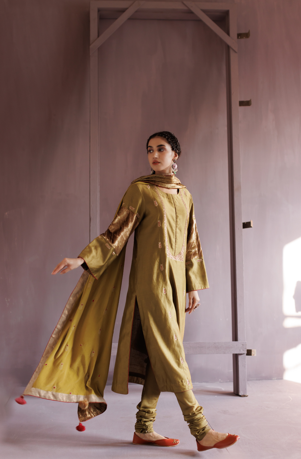 Mehndi green chanderi kurta with chudidar and velvet ohdni