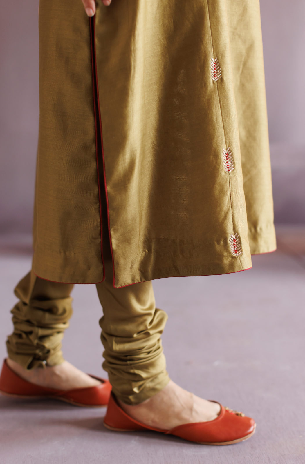 Mehndi green chanderi kurta with chudidar and velvet ohdni
