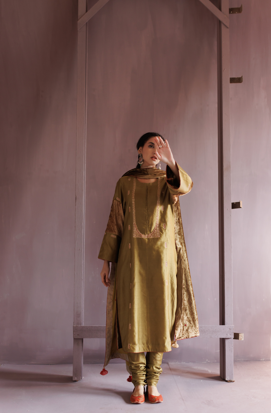 Mehndi green chanderi kurta with chudidar and velvet ohdni
