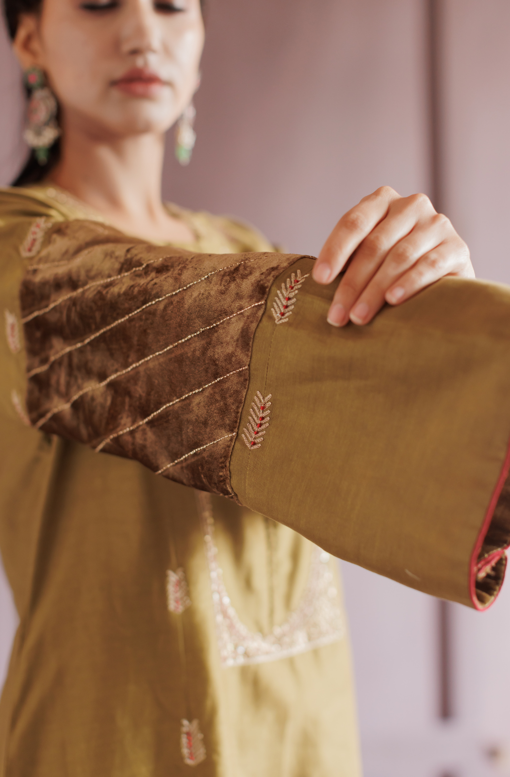 Mehndi green chanderi kurta with chudidar and velvet ohdni